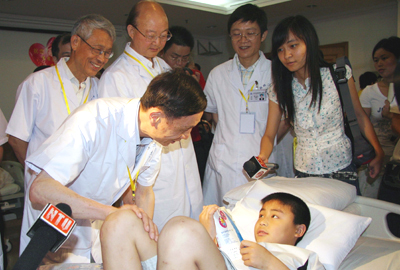 周宏灏院士看望并慰问四川伤病员